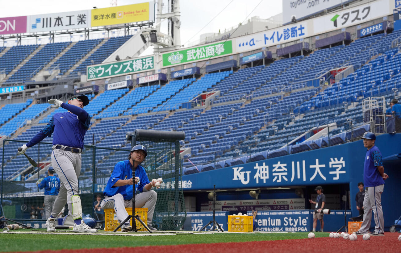 打撃練習を恵するDeNA佐野恵太（撮影・たえ見朱実）