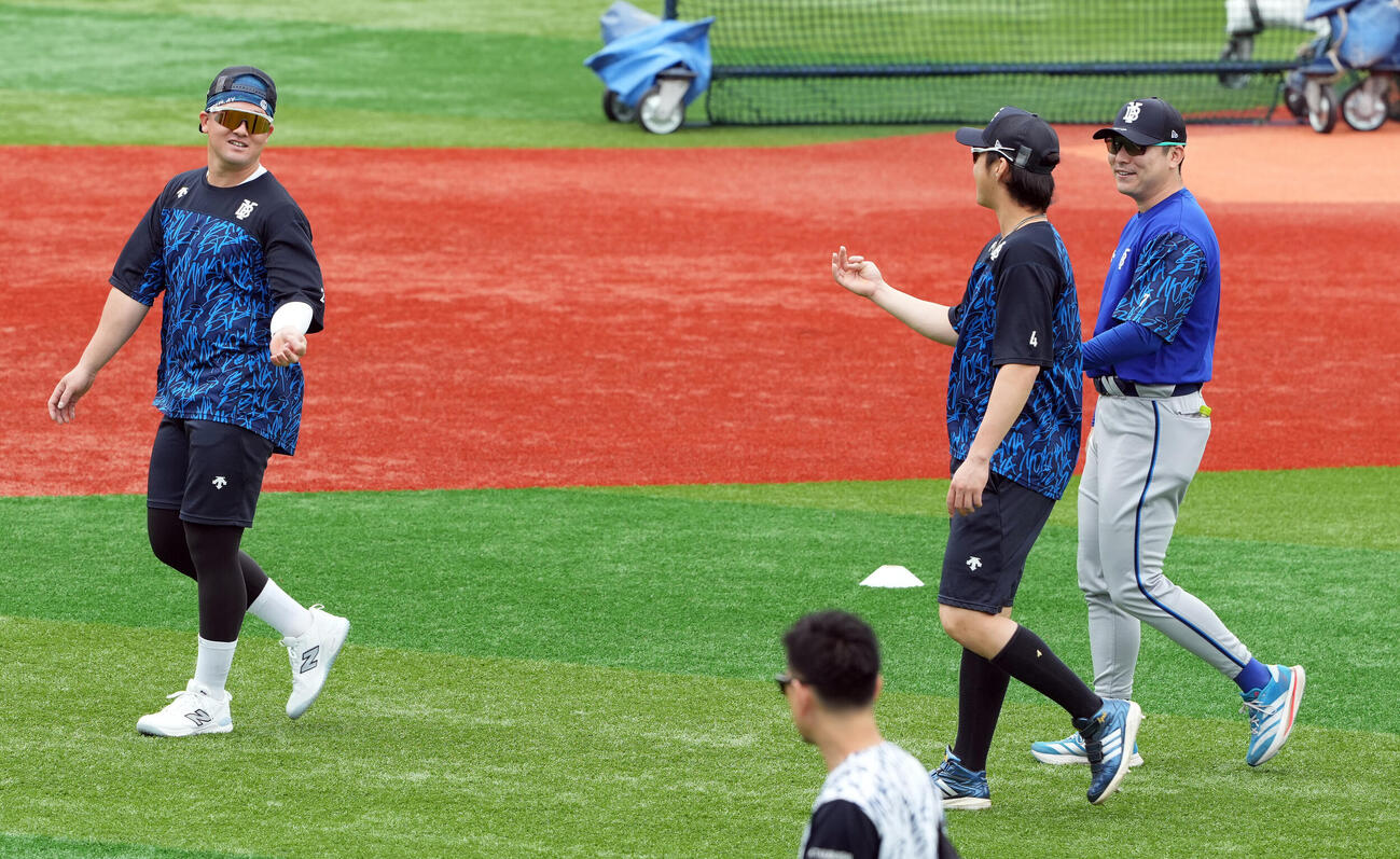 牧秀悟（左）と度会隆輝（中央）と談笑するDeNA佐野恵太（撮影・たえ見朱実）