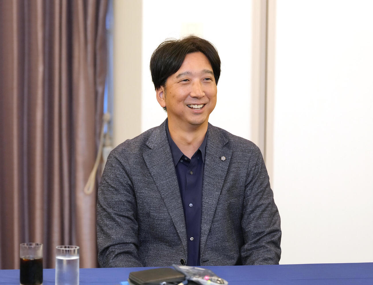 ドラフト前日スカウト会議を前に笑顔を見せる阪神藤川球児監督（撮影・足立雅史）