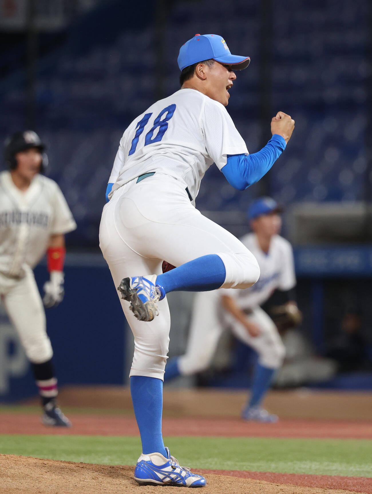 青学大対国学院大　タイブレーク12回裏国学院大2死一、二塁、竹野聖智を三振に仕留めガッツポーズする青学大・鈴木泰成（撮影・柴田隆二）