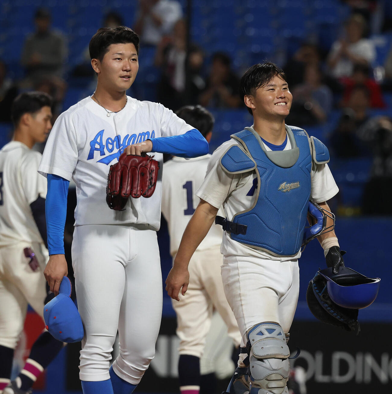 青学大対国学院大　タイブレーク12回、勝利した青学大・鈴木泰成（左）と渡部海捕手は笑顔を見せる（撮影・柴田隆二）