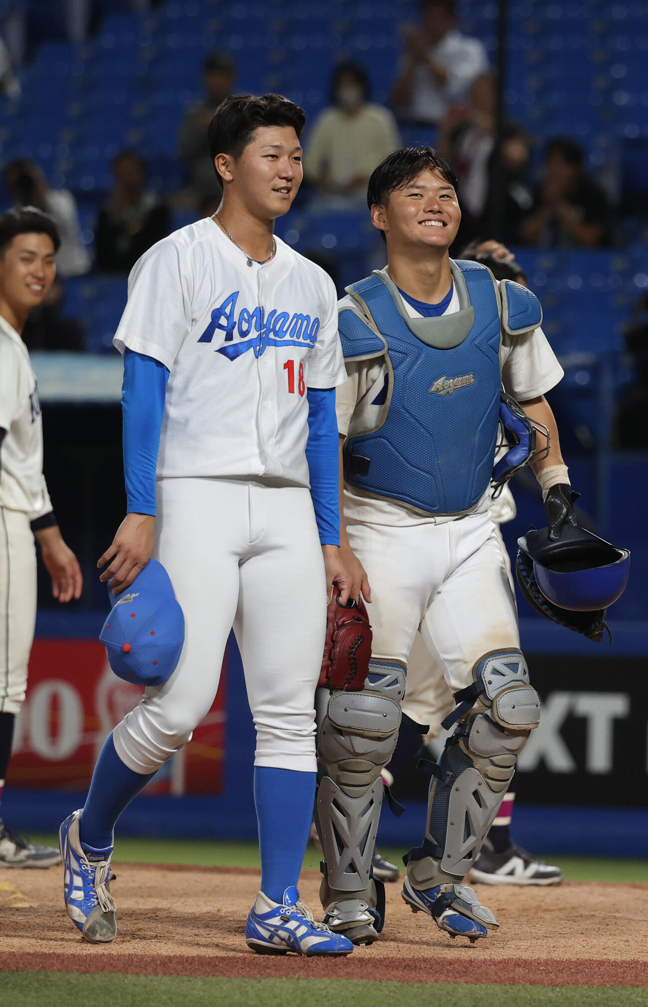青学大対国学院大　タイブレーク12回、勝利した青学大・鈴木泰成（左）と渡部海捕手は笑顔を見せる（撮影・柴田隆二）