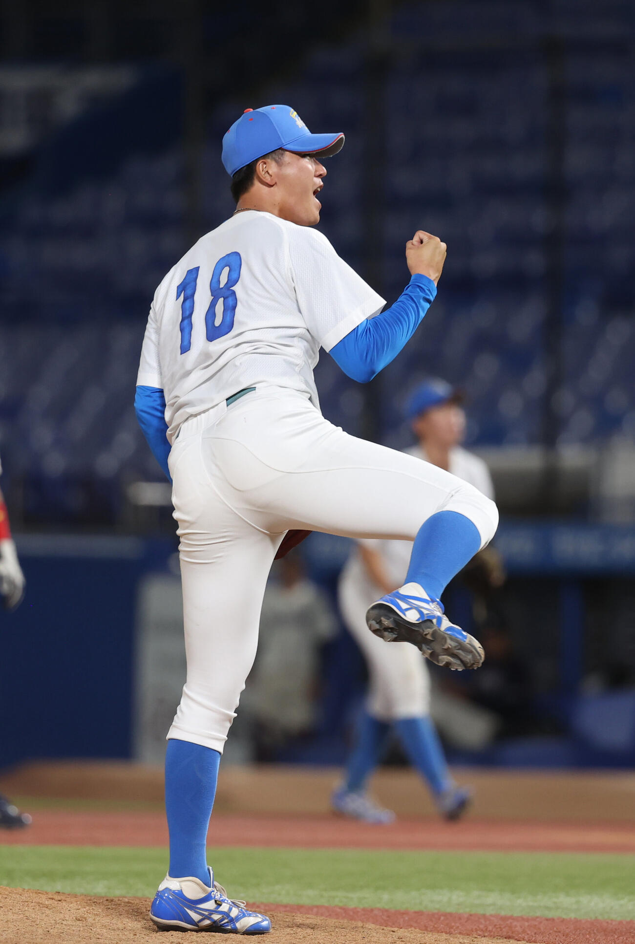青学大対国学院大　タイブレーク12回裏国学院大2死一、二塁、竹野聖智を三振に仕留めガッツポーズする青学大・鈴木泰成（撮影・柴田隆二）