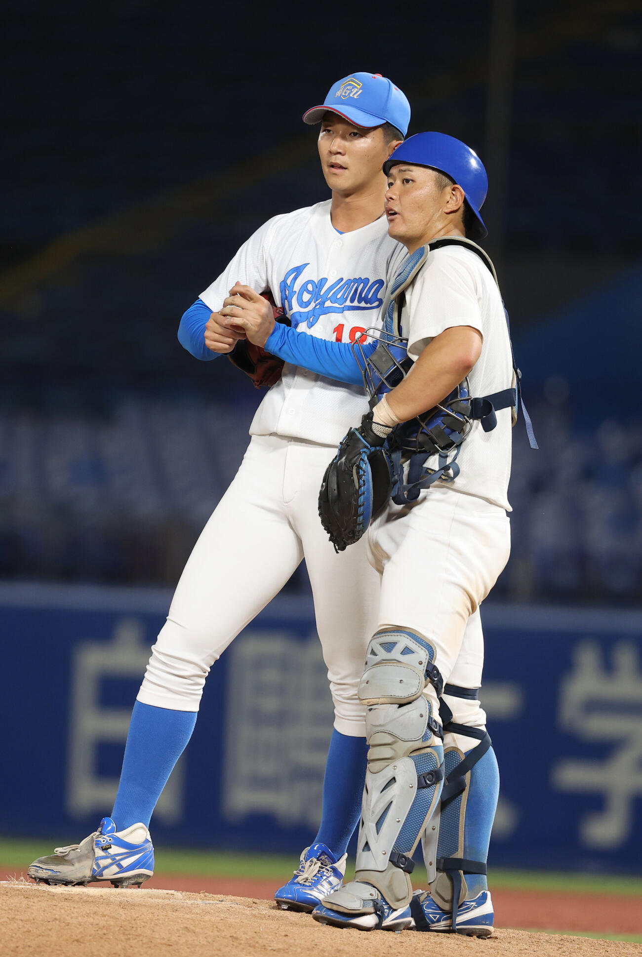 青学大対国学院大　タイブレーク10回から登板した青学大・鈴木泰成（左）は渡部海捕手と話す（撮影・柴田隆二）