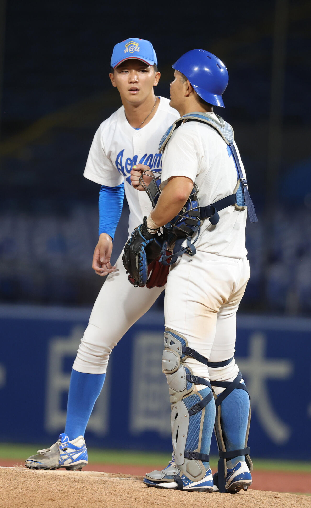 青学大対国学院大　タイブレーク10回から登板した青学大・鈴木泰成（左）は渡部海捕手と話す（撮影・柴田隆二）