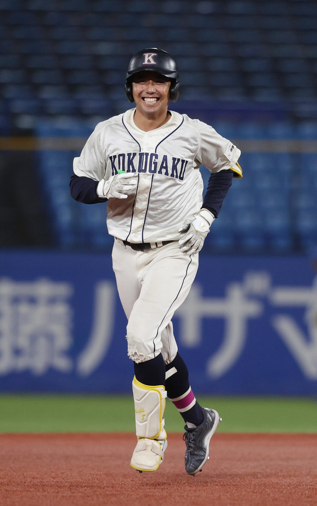 青学大対国学院大　9回裏国学院大1死一塁、赤堀颯は同点本塁打を放ち生還する（撮影・柴田隆二）