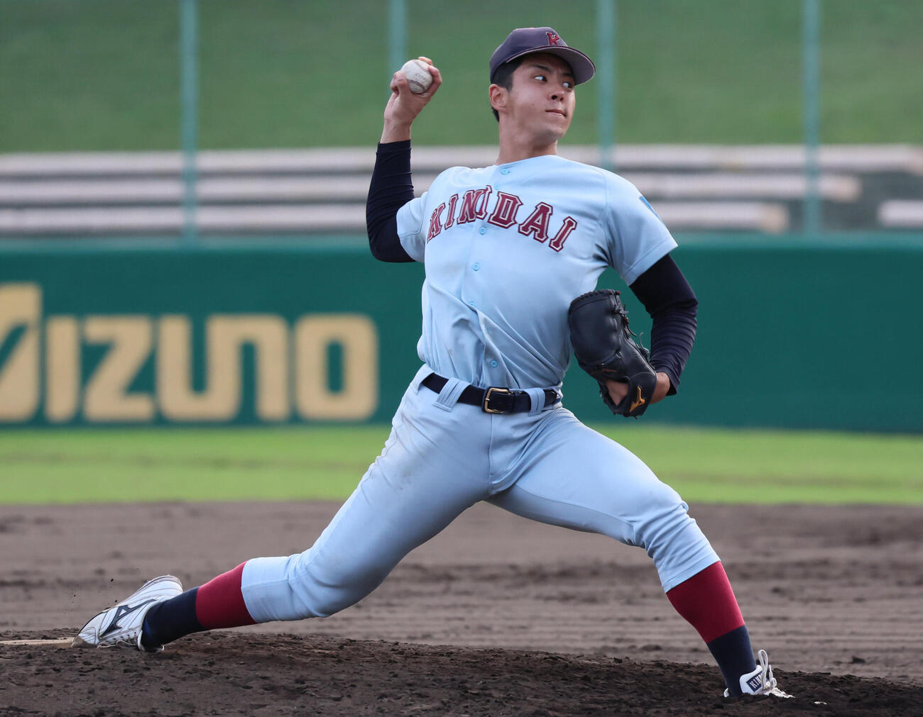 近大対関学大　6回から登板し、力投する近大・宮原廉（撮影・宮崎幸一）