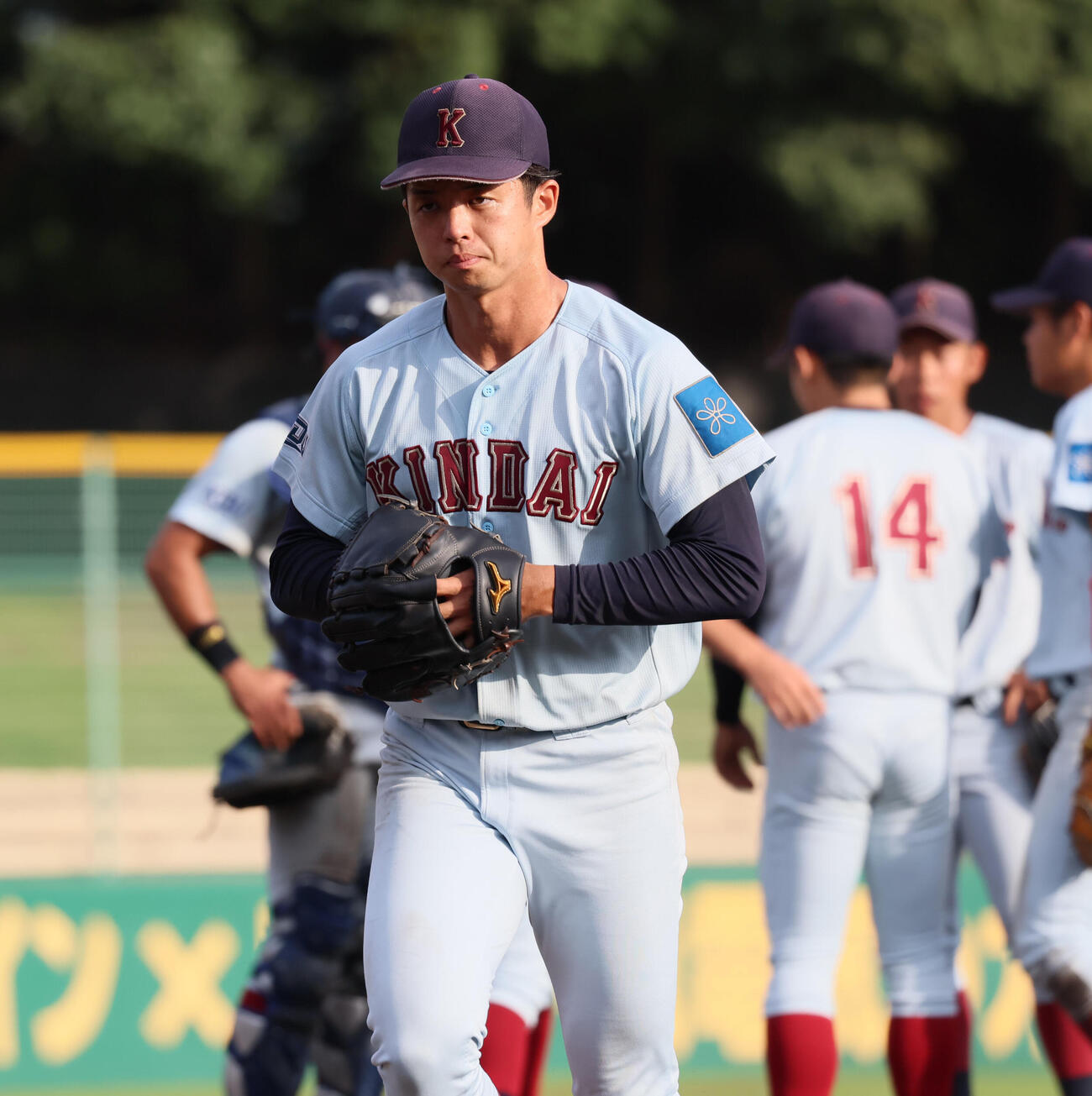 近大対関学大　9回裏関学大1死満塁、近大・宮原廉は指先を気にしながら降板となる（撮影・宮崎幸一）
