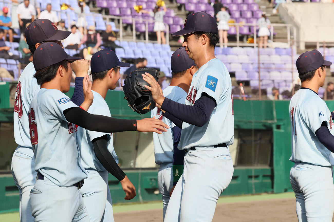 近大対関学大　7回裏を抑えた近大・宮原廉（撮影・宮崎幸一）