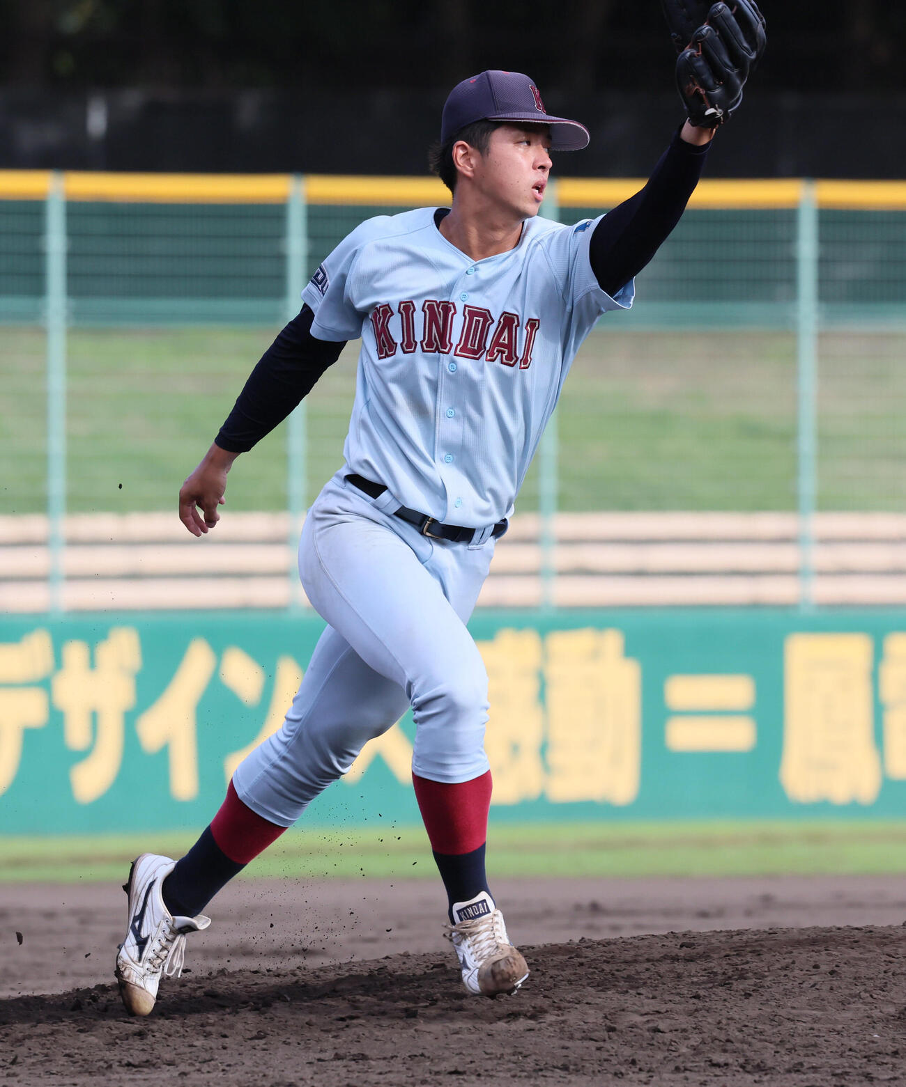 近大対関学大　8回裏を抑えた近大・宮原廉（撮影・宮崎幸一）