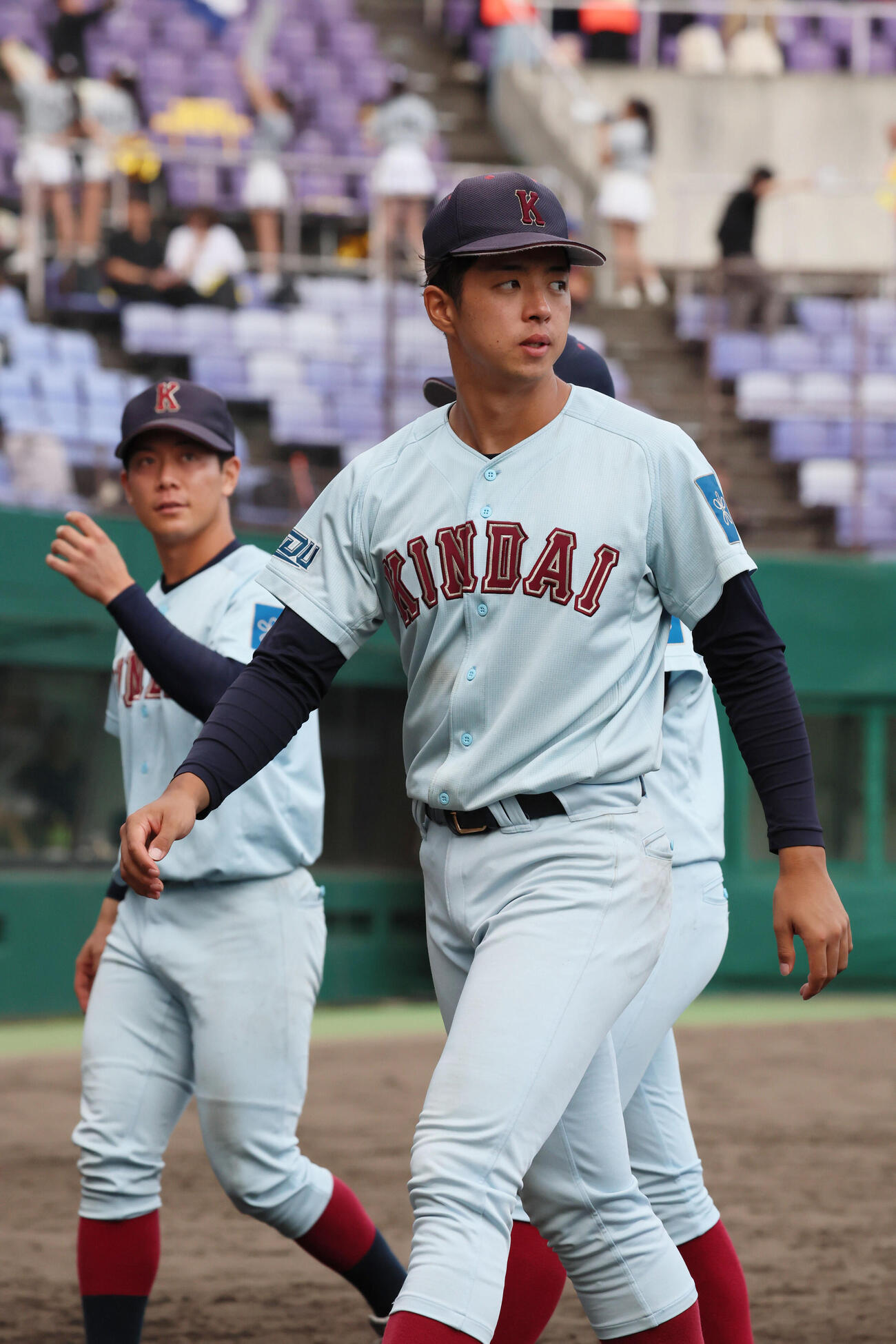 近大対関学大　12回引き分けに終わり、引き揚げる近大・宮原廉（中央）ら（撮影・宮崎幸一）