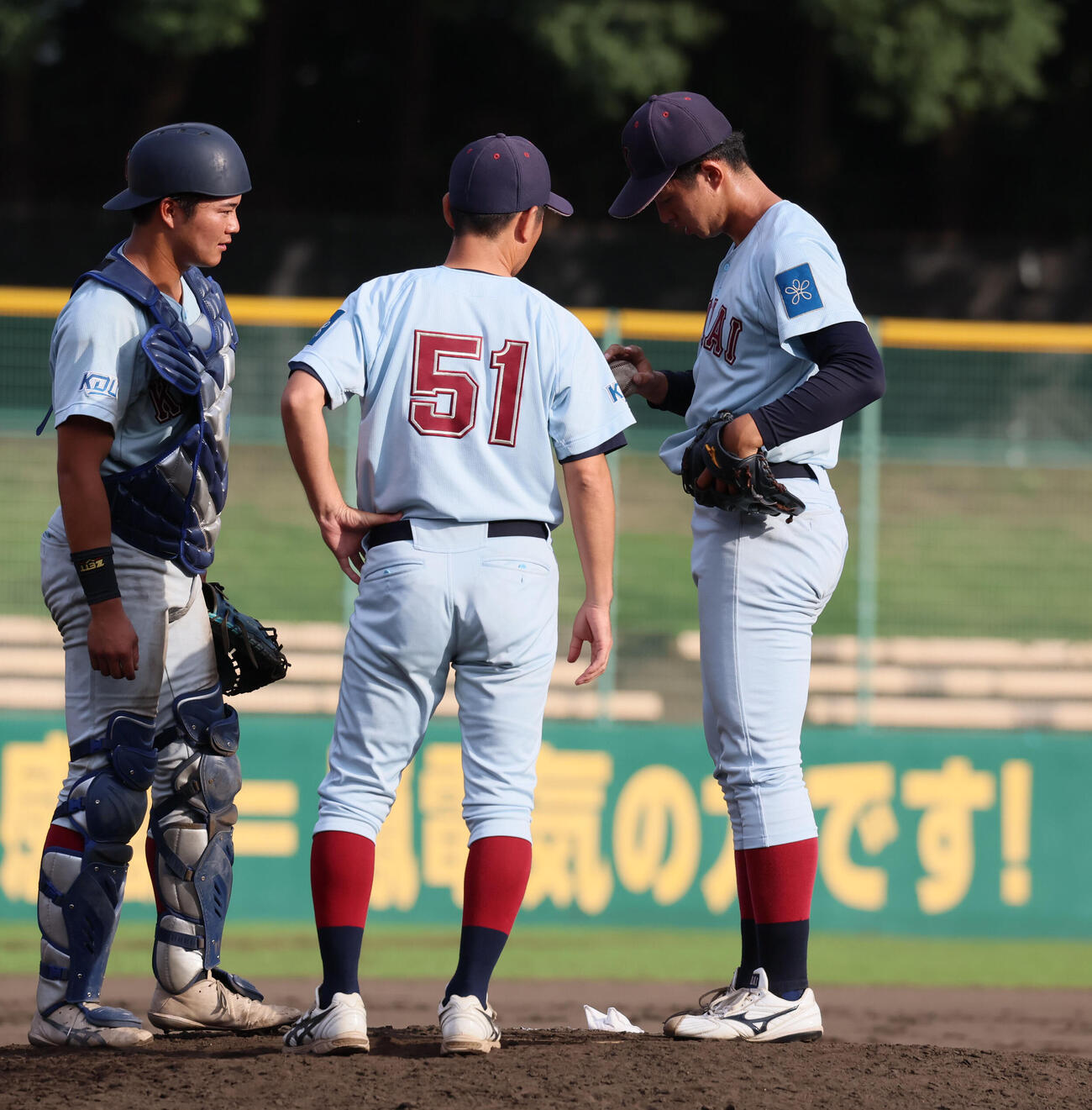 近大対関学大　9回裏関学大1死満塁、近大・宮原廉（右）は突如制球を乱し、指先を気にしながら降板となる（撮影・宮崎幸一）