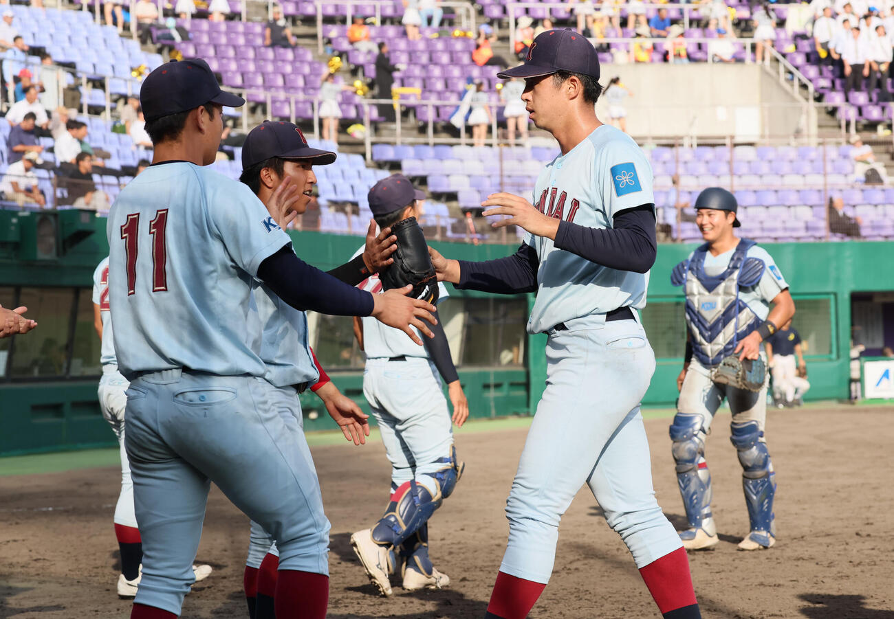 近大対関学大　8回裏を抑えた近大・宮原廉（撮影・宮崎幸一）