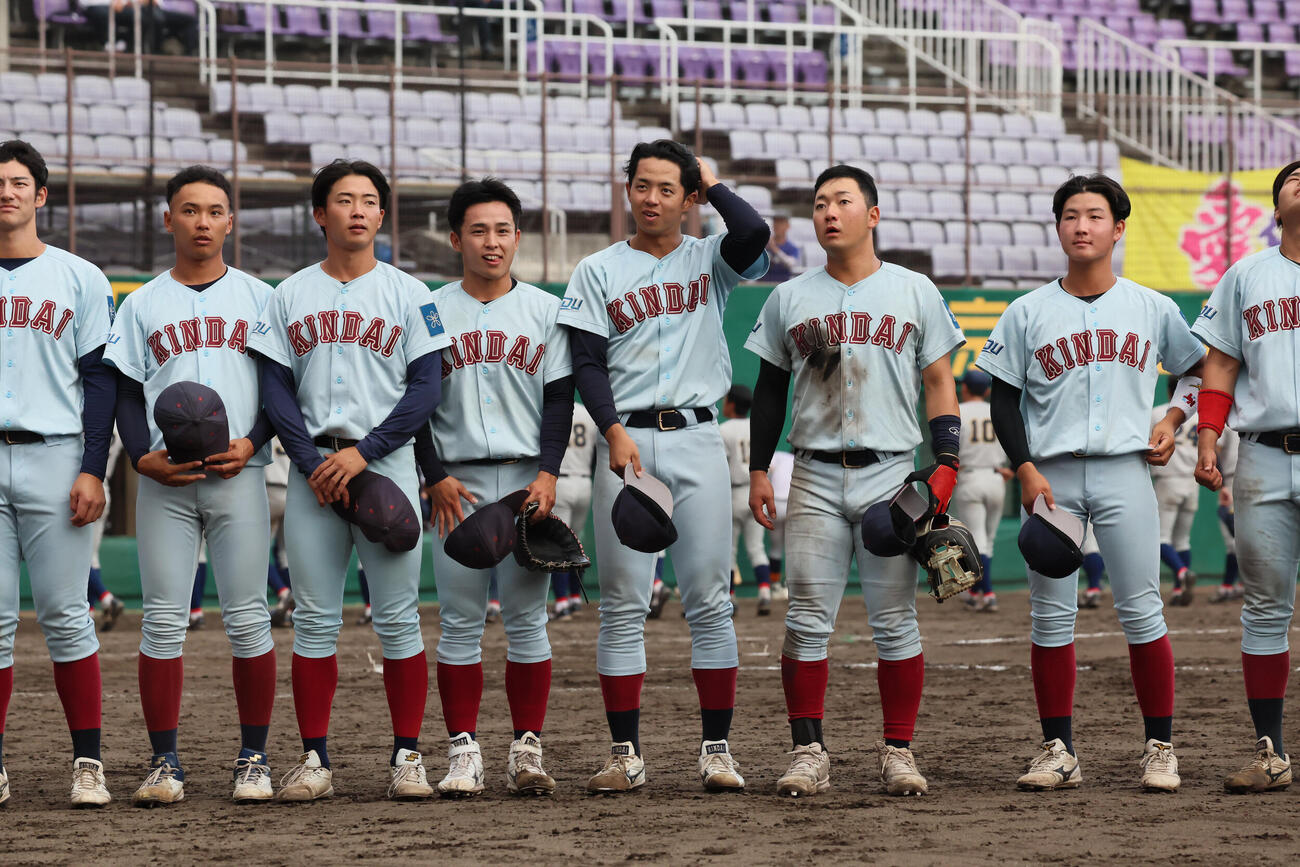 近大対関学大　12回引き分けに終わり、あいさつする近大・宮原廉（中央）ら（撮影・宮崎幸一）