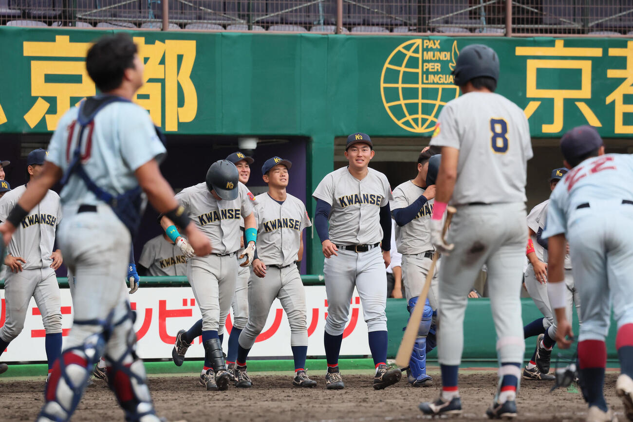 近大対関学大　12回引き分けに終わりあいさつに向かう関学大・新井亮規浩（中央）ら（撮影・宮崎幸一）