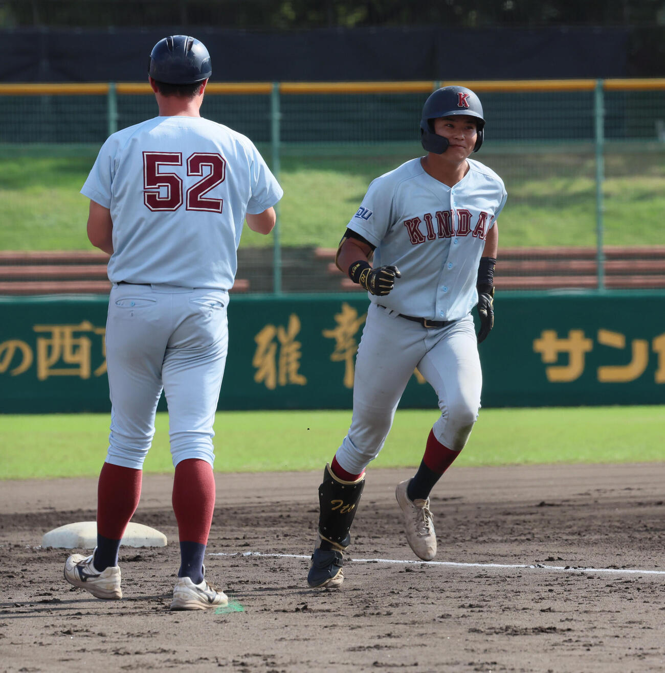 近大対関学大　2回表近大1死、伊藤愛都は同点本塁打を放つ（撮影・宮崎幸一）