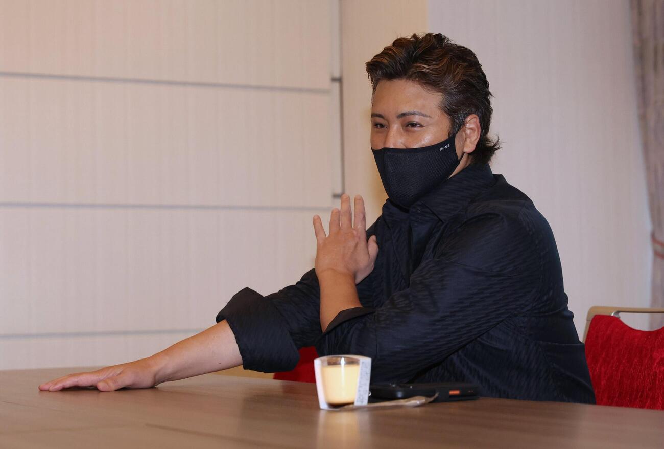 ドラフト会議前日のスカウト会議後、報道陣と話す日本ハム新庄剛志監督（撮影・黒川智章）