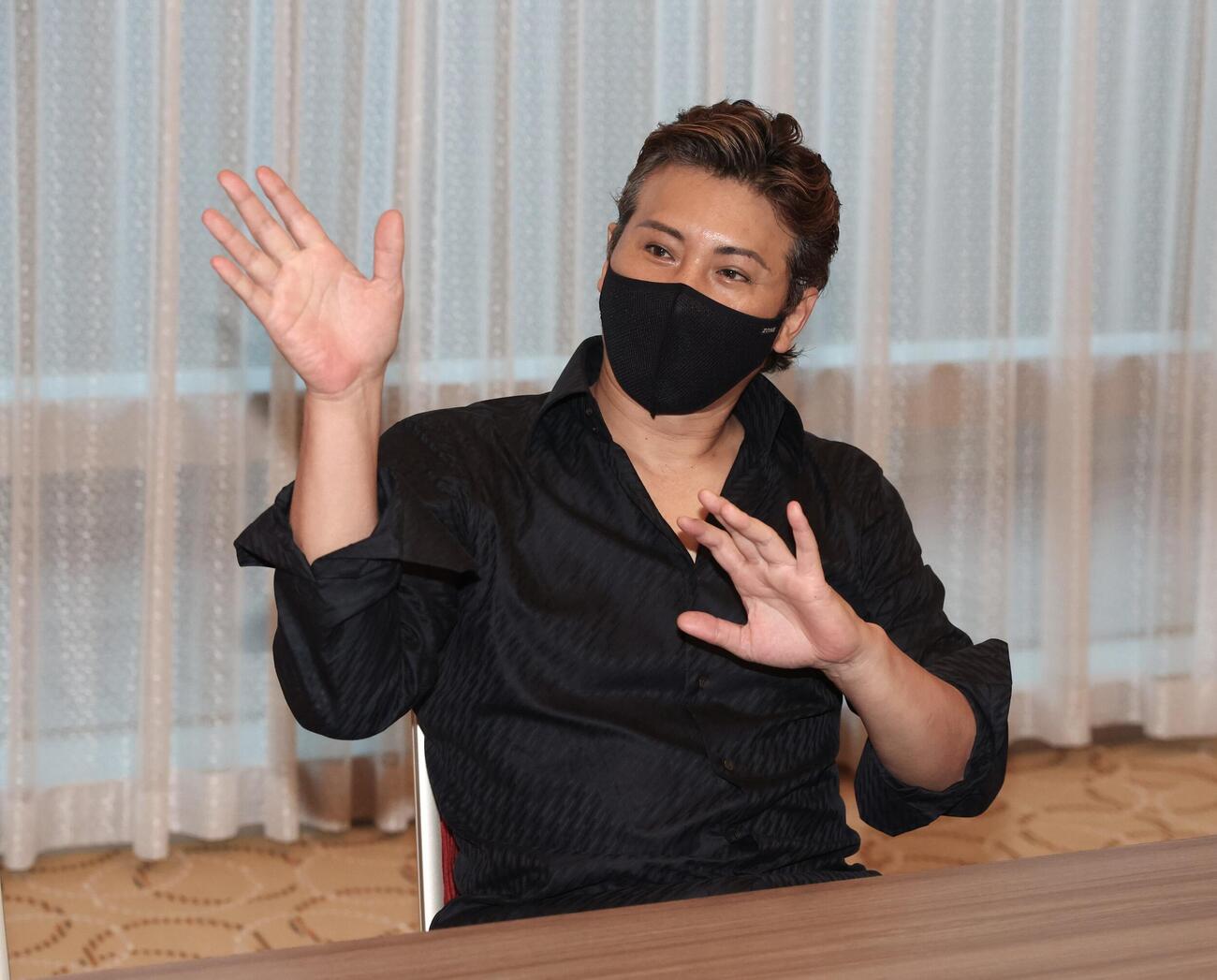 ドラフト会議前日のスカウト会議後、報道陣と話す日本ハム新庄剛志監督（撮影・黒川智章）