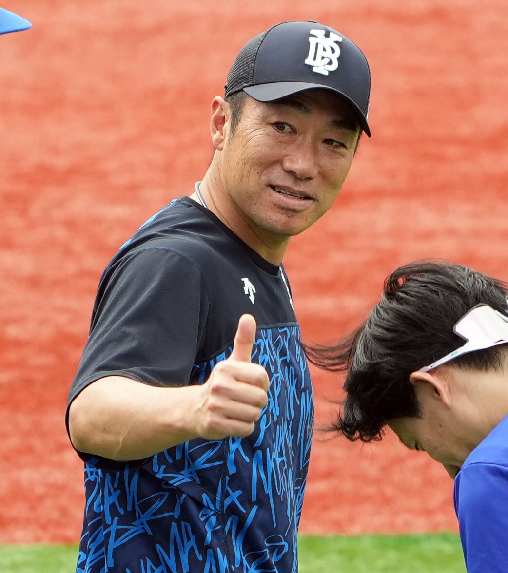 笑顔でポーズを決めるDeNA相川亮二監督（撮影・たえ見朱実）