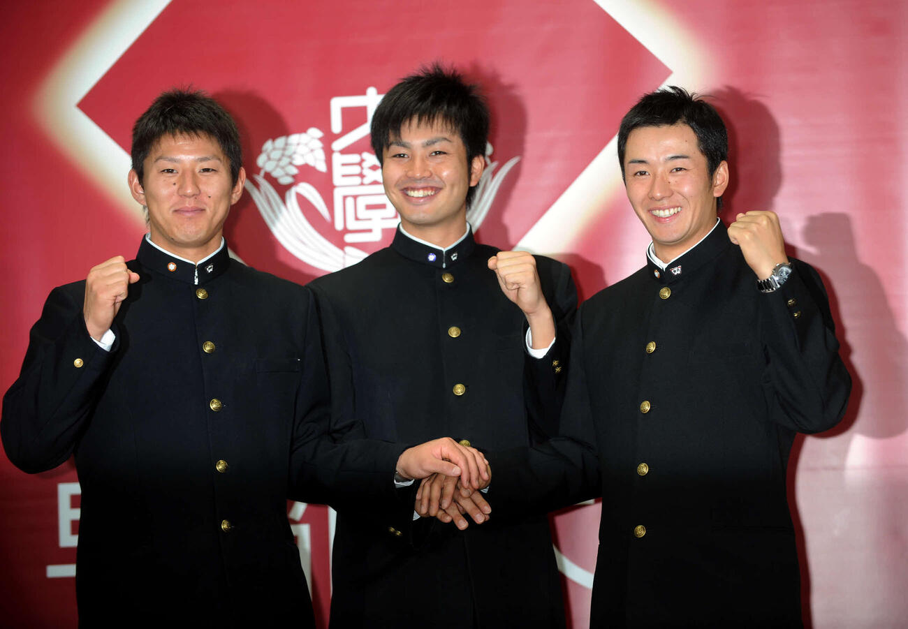 ドラフト1位指名を受けた会見の後、笑顔でポーズをとる左から早大の福井優也、大石達也、斎藤佑樹＝2010年11月