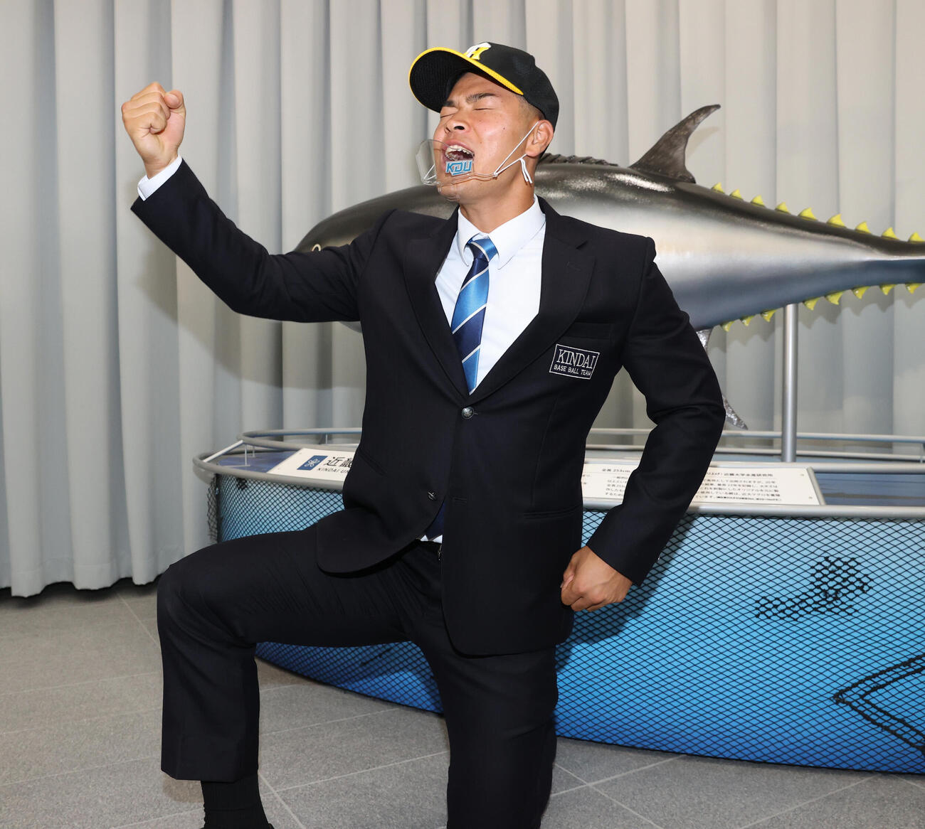 近大マグロの前でポーズを取る阪神ドラフト1位近大の佐藤＝2020年10月