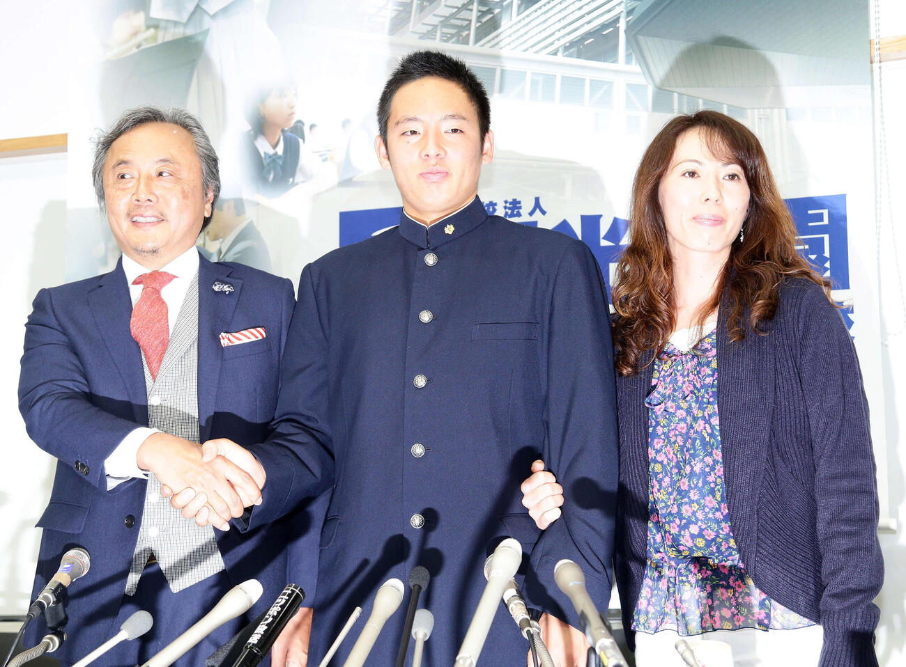 楽天から1位指名を受け両親と記念撮影する桐光学園・松井（中央）。左は父良友さん、右は母真琴さん＝2013年10月