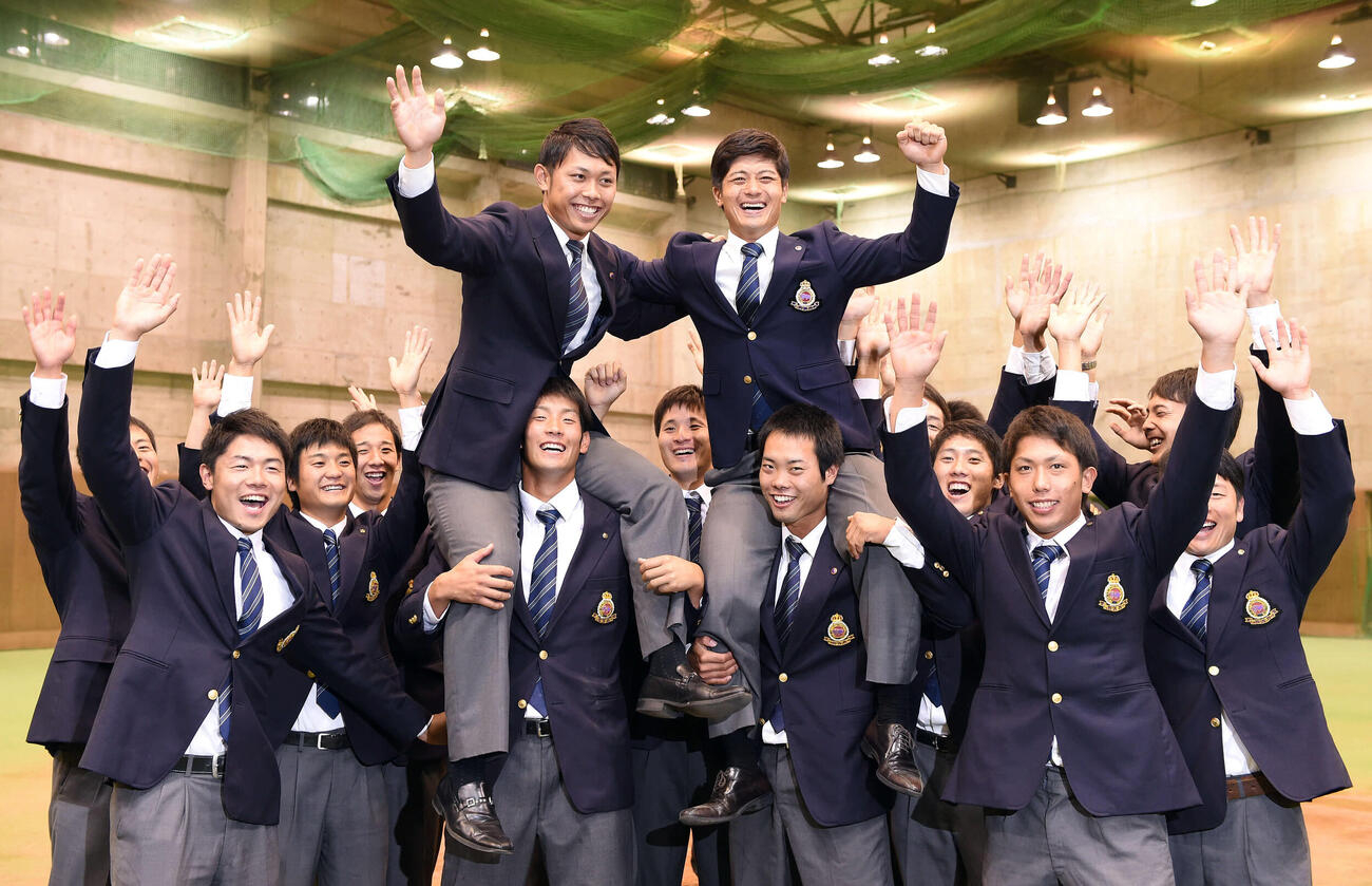 笑顔を見せる阪神1位指名の高山俊（左）と2位指名の坂本誠志郎＝2015年10月
