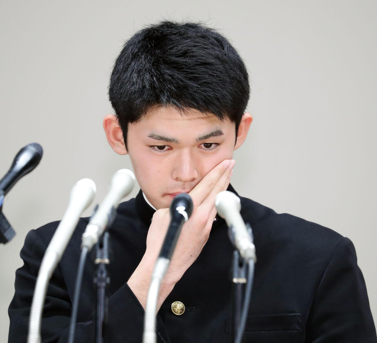緊張した表情で指名を待つ大船渡・佐々木朗希＝2019年10月