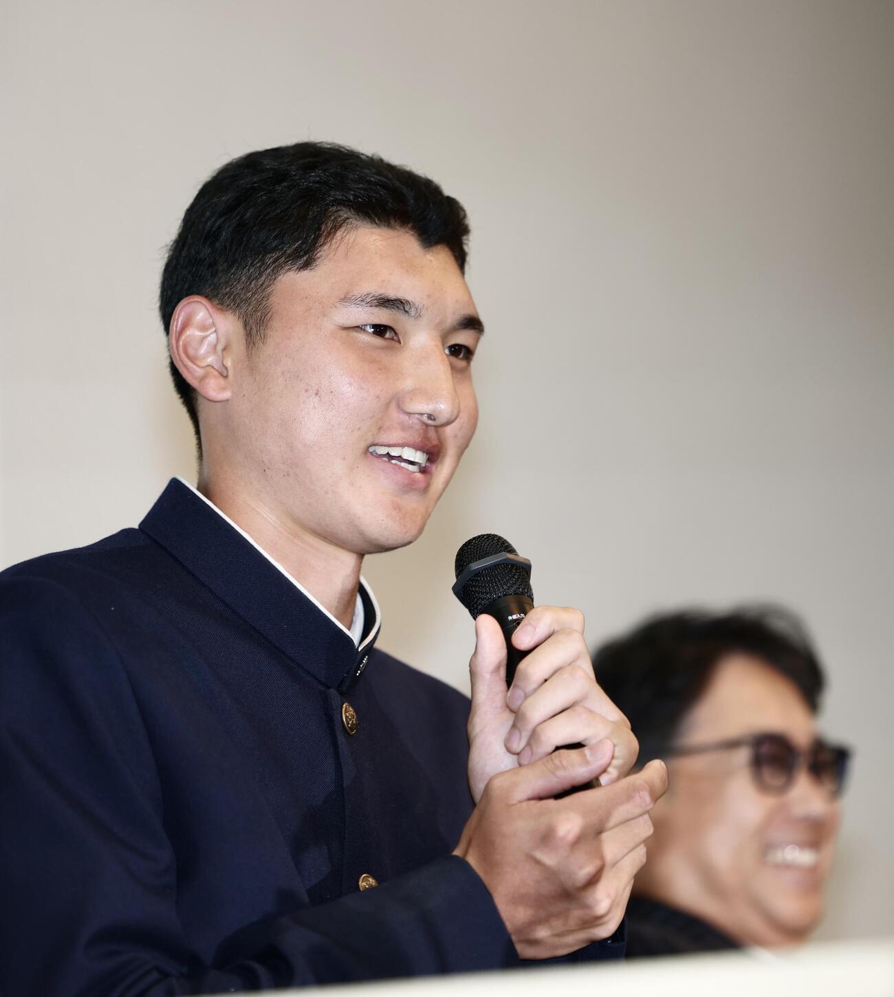 会見場入りする山梨学院・菰田陽生（撮影・河田真司）