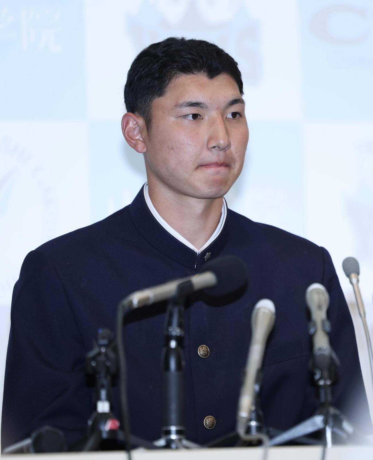 会見場入りする山梨学院・菰田陽生（撮影・河田真司）