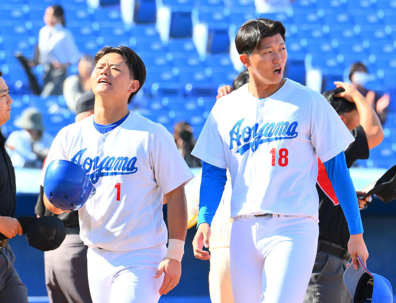 国学院大対青学大　試合に臨む青学大の渡部海（左）と鈴木泰成（撮影・滝沢徹郎）