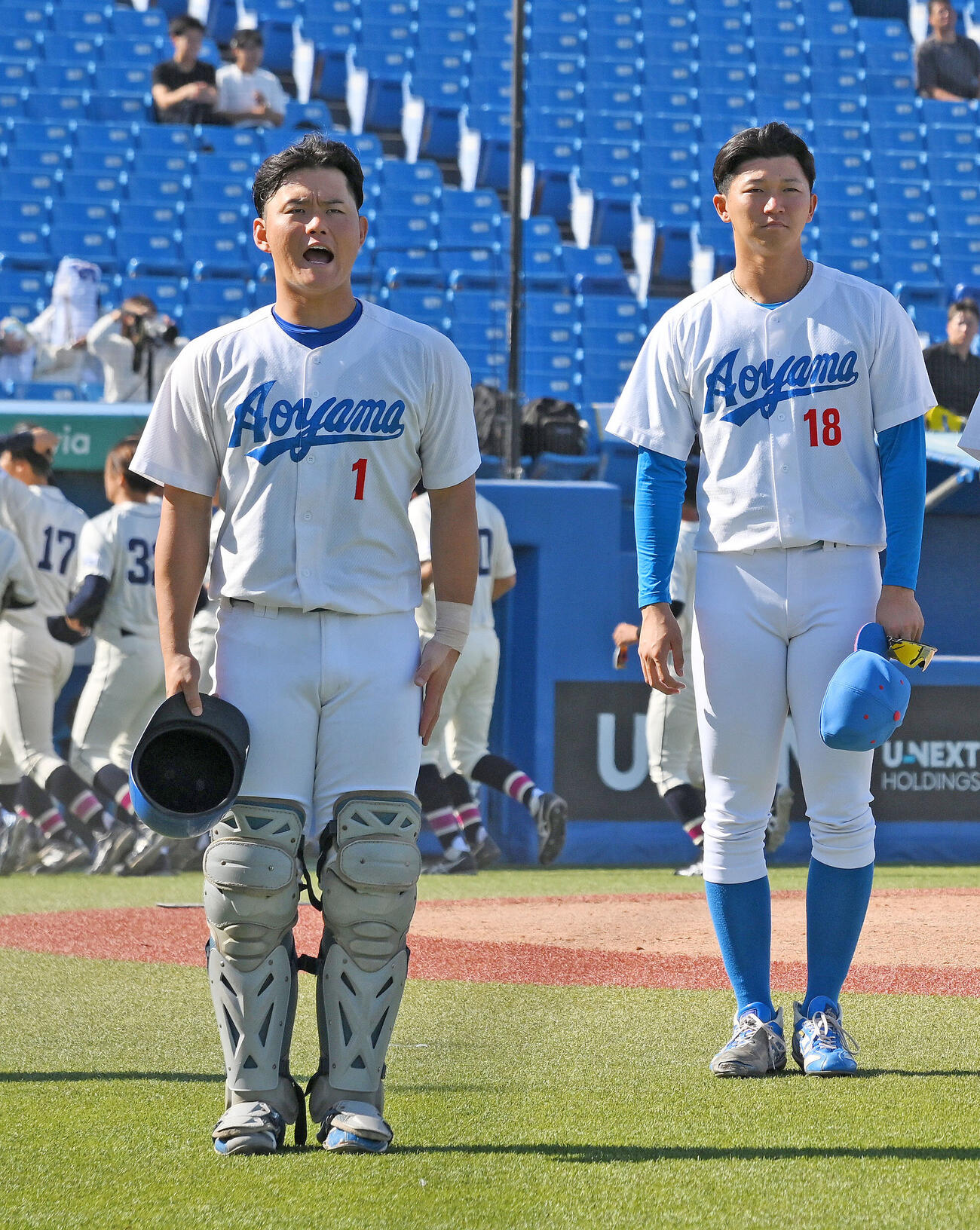 国学院大対青学大　試合に臨む青学大の渡部海（左）と鈴木泰成（撮影・滝沢徹郎）