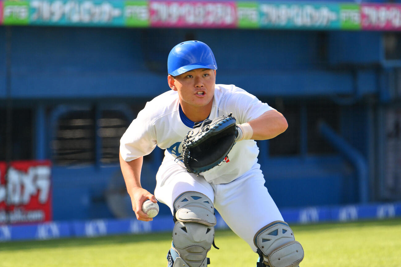 国学院大対青学大　試合前練習に臨む青学大・渡部海（撮影・滝沢徹郎）
