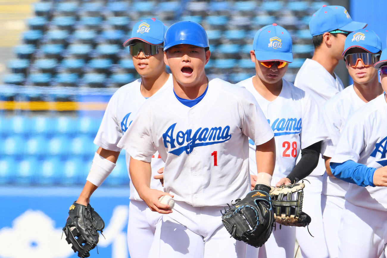 国学院大対青学大　試合前練習に臨む青学大・渡部海（中央）（撮影・滝沢徹郎）