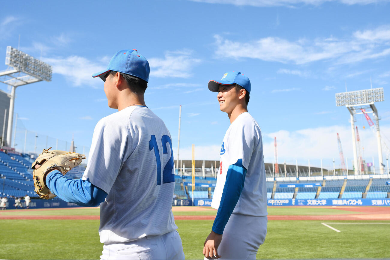 国学院大対青学大　試合前にチームメートと談笑する青学大・鈴木泰成（右）（撮影・滝沢徹郎）