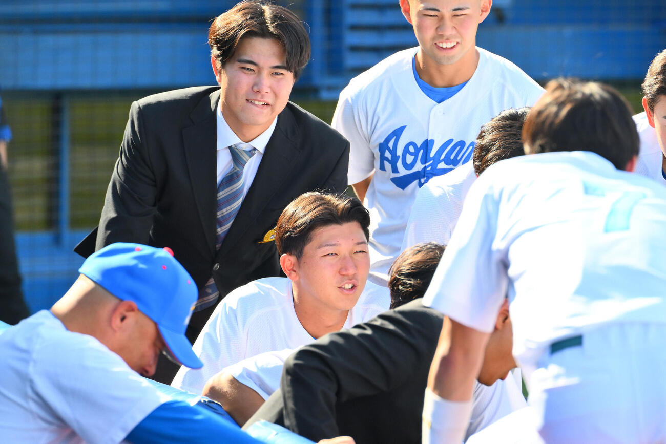 国学院大対青学大　試合前の円陣でチームメートの話しを聞く青学大・鈴木泰成（中央）（撮影・滝沢徹郎）