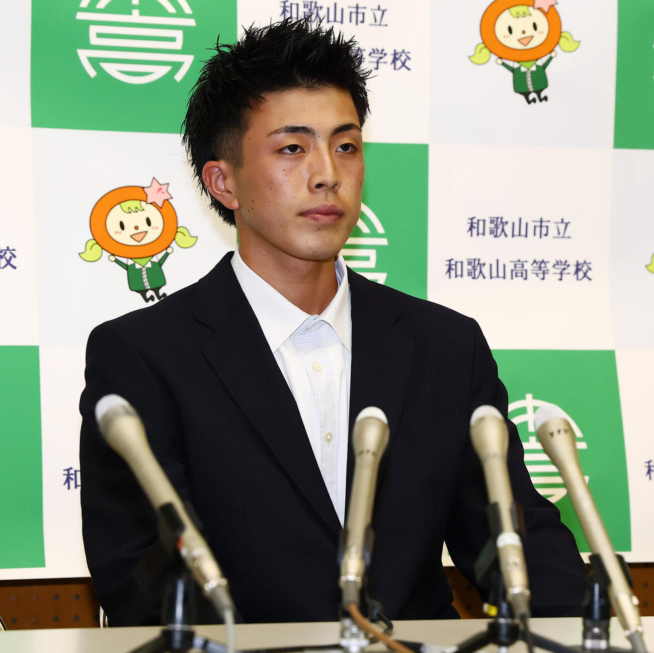 ドラフト会議を前に会見場へ入り着席する市和歌山・丹羽涼介（撮影・加藤哉）