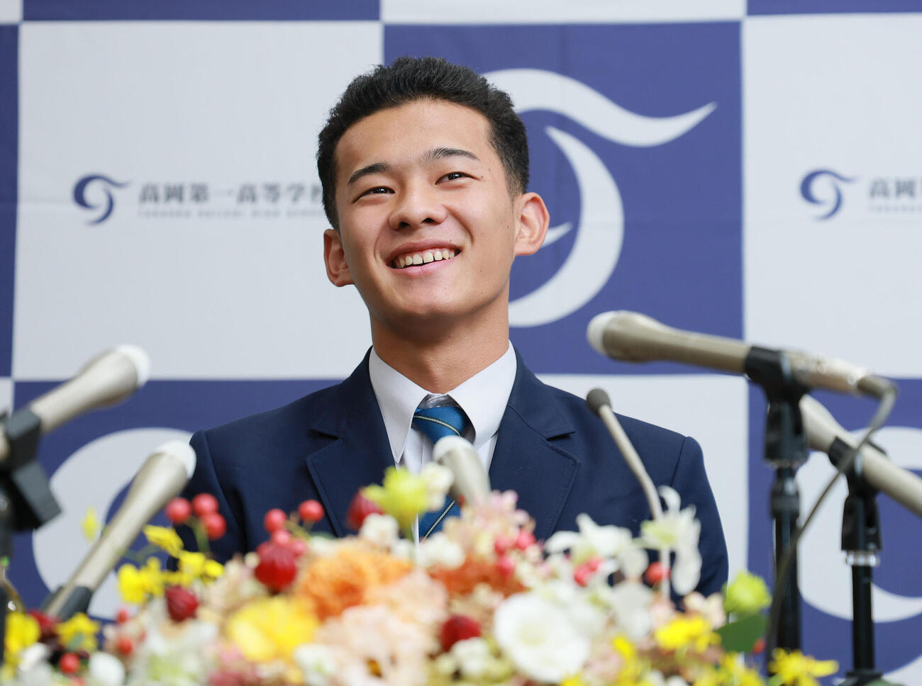 ロッテ2位で指名され会見する高岡第一・前田侑大（撮影・上山淳一）