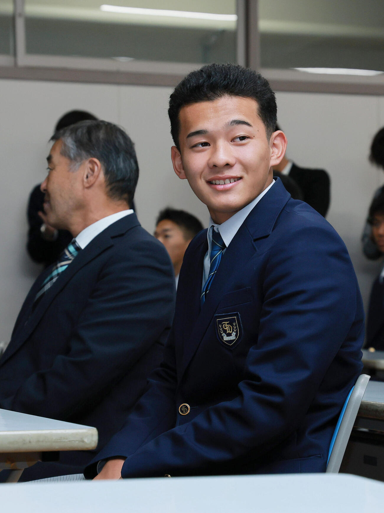 高岡第一・前田侑大はロッテ2位指名され笑顔を見せる（撮影・上山淳一）