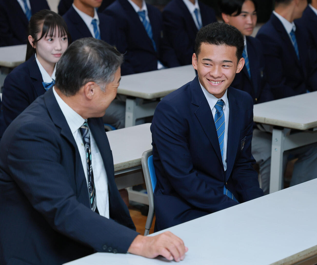 ロッテ2位で指名された高岡第一・前田侑大（右）は村本忠秀監督から声をかけられ笑顔を見せる（撮影・上山淳一）