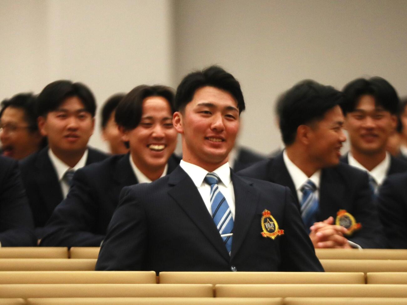 オリックスから1位指名を受け笑顔を見せる富士大・角田楓斗投手（撮影・高橋香奈）