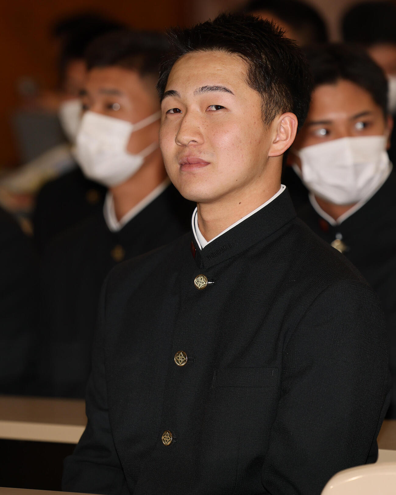 ドラフト会議を見守るため会見場に現れた横浜・池田聖摩（撮影・水谷安孝）