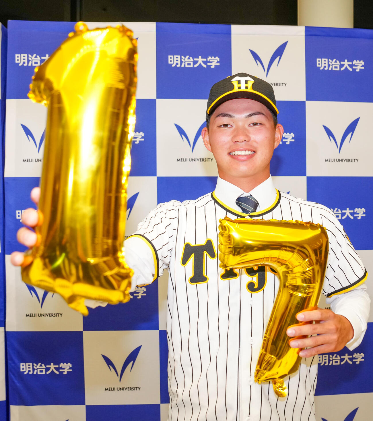 阪神1位指名で写真に納まる明大・榊原七斗（撮影・江口和貴）