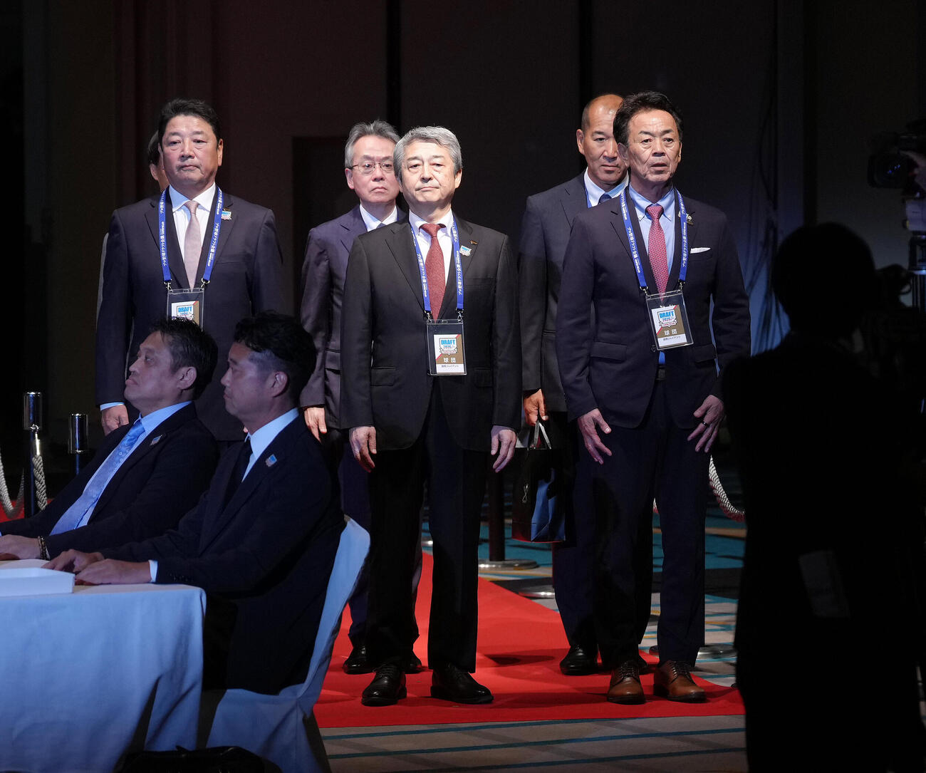 入場する巨人巨人水野雄仁編成本部長（手前右）ら（撮影・足立雅史）