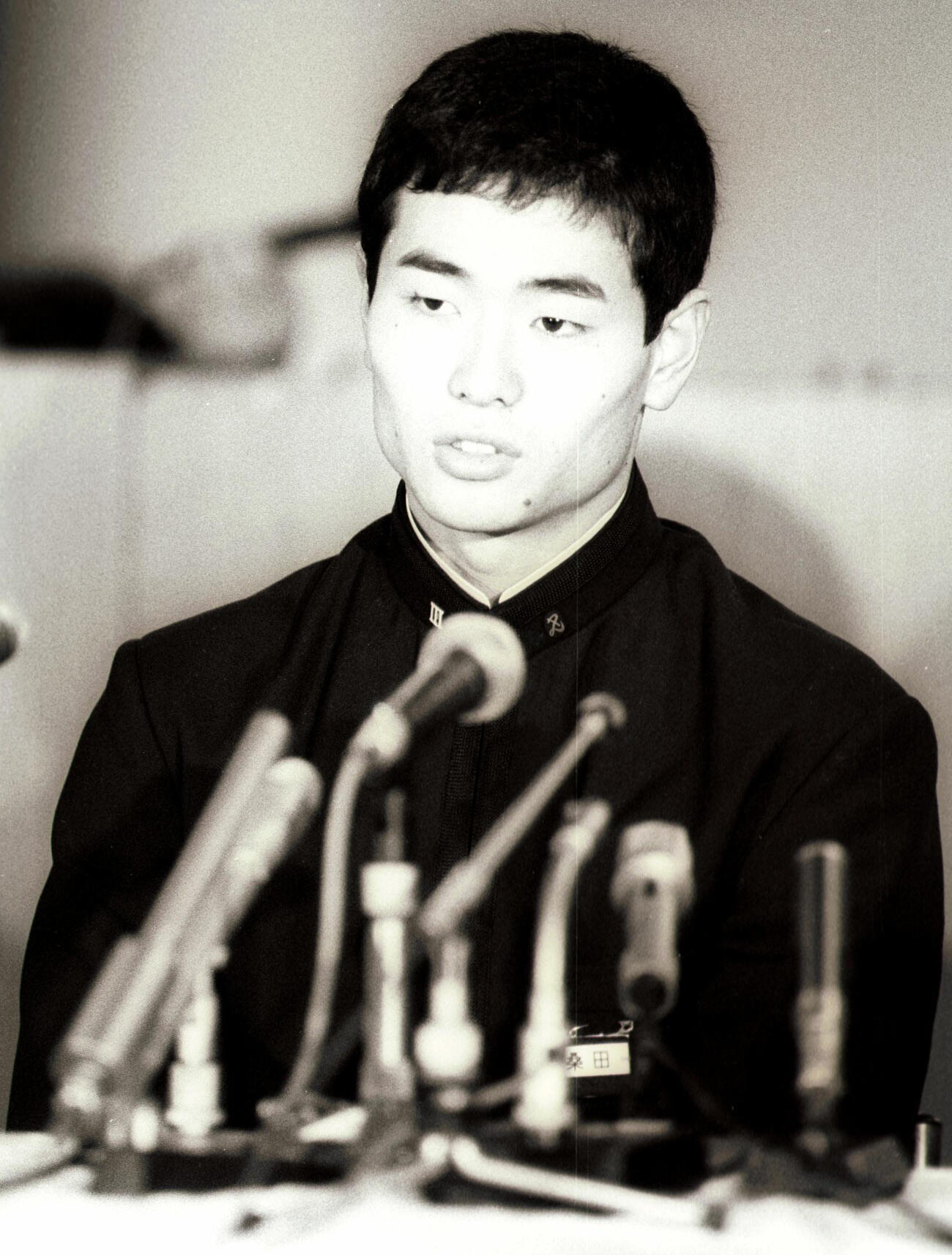 85年11月、巨人からドラフト指名を受け会見するPL学園の桑田真澄
