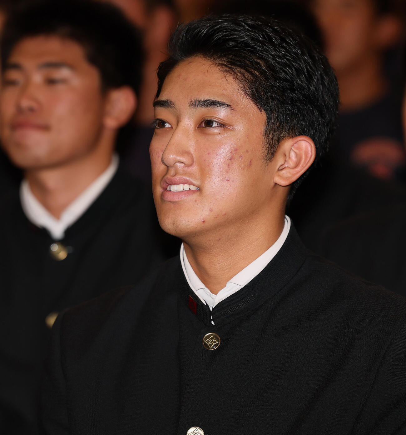 巨人からドラフト1位指名を受けた横浜・織田翔希はドラフト中継のCM中に笑顔を見せる（撮影・水谷安孝）