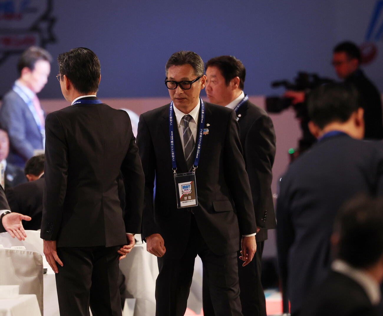 ドラフト会議に臨む西武西口文也監督（中央）ら（撮影・増田悦実）