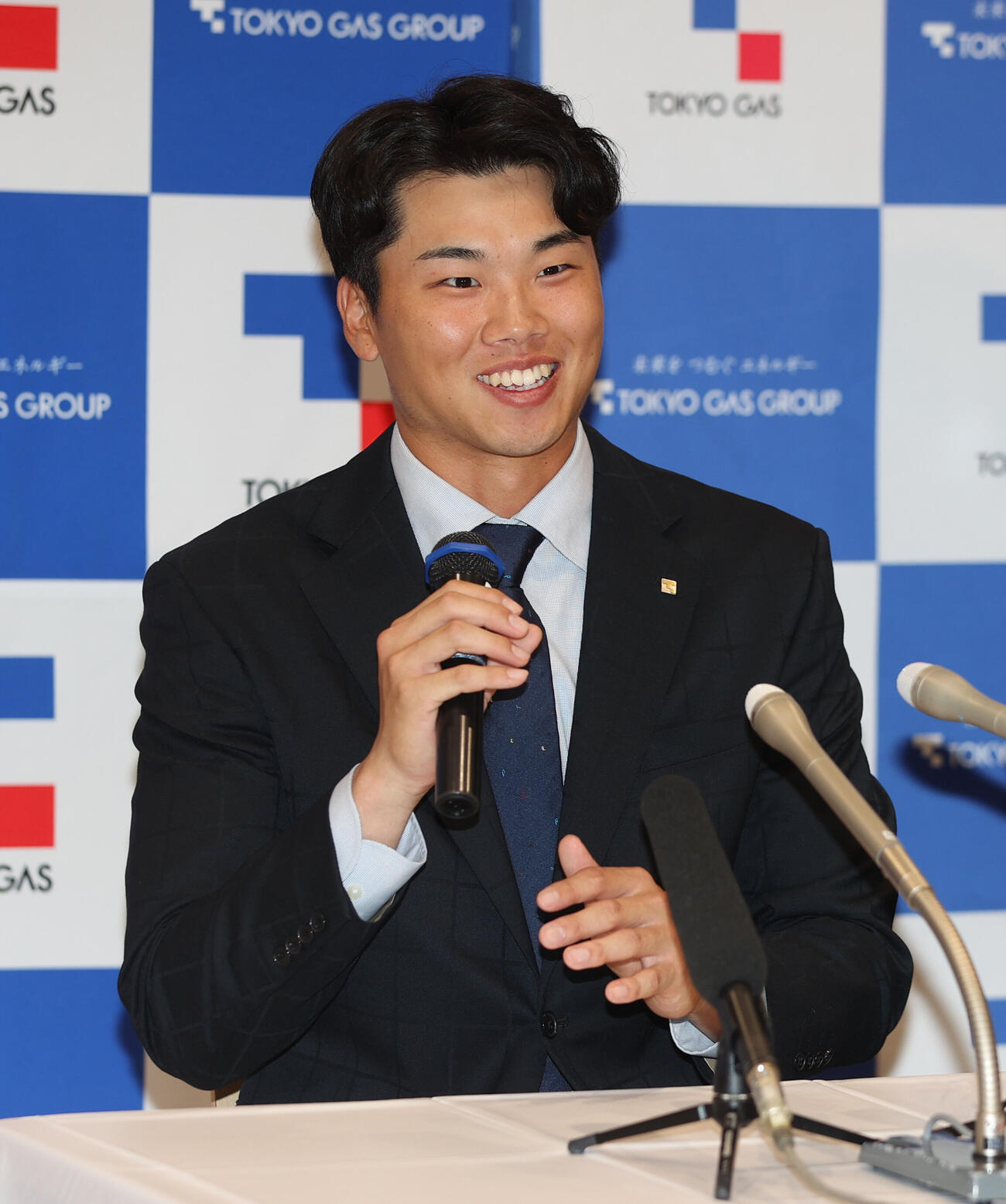 ヤクルトからドラフト1位指名さた東京ガス・藤沢涼介は打撃フォームを説明する（撮影・柴田隆二）