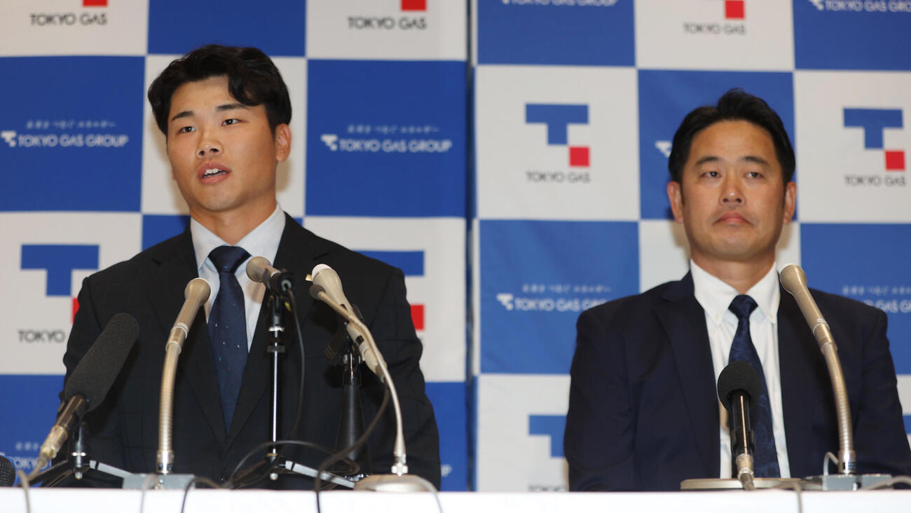 ヤクルトからドラフト1位指名され、会見する東京ガス・藤沢涼介。右は松田孝仁監督（撮影・柴田隆二）