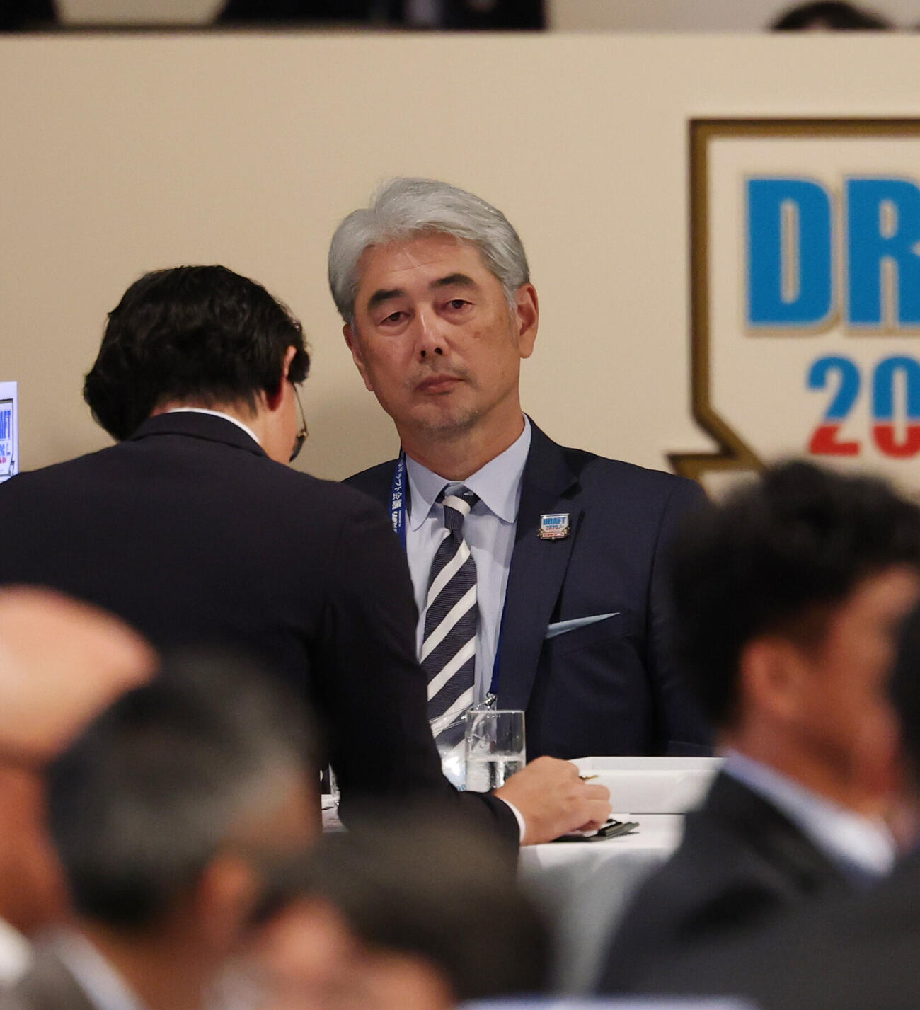 ドラフト会議に臨む楽天吉井理人監督（撮影・増田悦実）